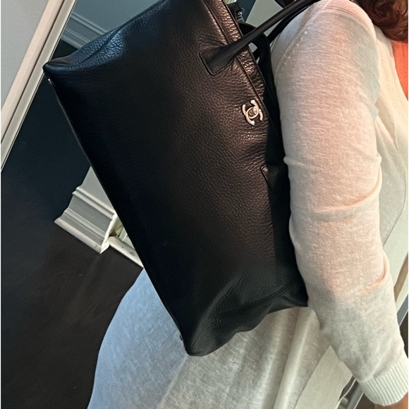 AUTHENTIC - Chanel black executive cerf tote medium. - Picture 12 of 16